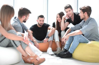 gençlerin grup iş planı tartışmaya girişimi