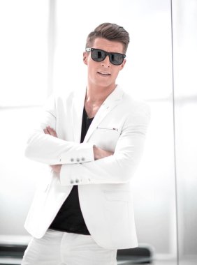 Beyaz izole beyaz elbiseli bey