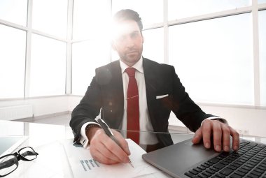 kendine güvenen işadamı mali belgeleriyle çalışma