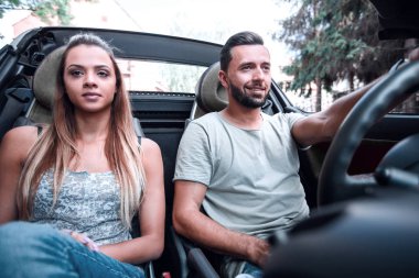 üstü açık bir araba ön koltukta oturan up.beautiful çift kapatın