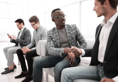 el sıkışma Yöneticisi office lobide bir genç çalışanı ile