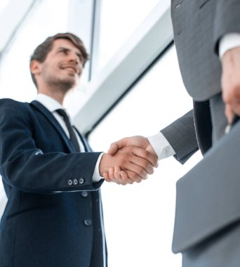 Alt görünümü. karşılıklı iş ortakları ofiste