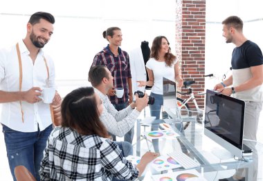 Modern bir ofiste çalışan tasarımcı grubu..