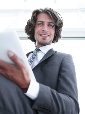 portre .businessman tablet üzerinde çalışan.