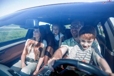 Küçük oğluyla birlikte araba genç Baba