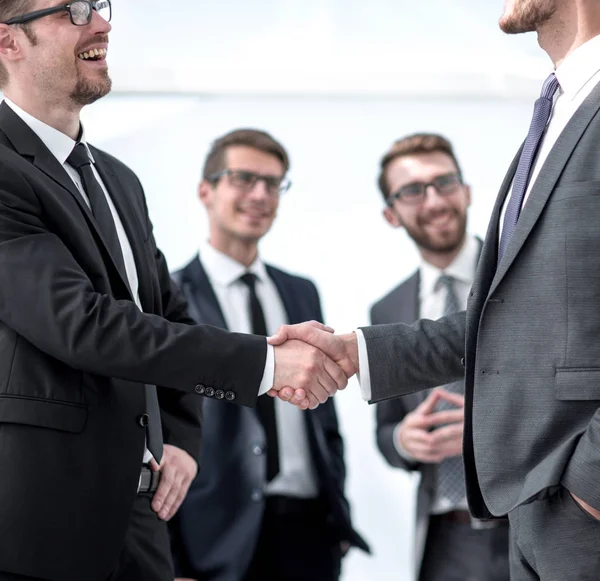 Успешные деловые партнеры пожимающие руки — стоковое фото