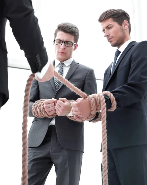 Close up.business líder tira de empleados relacionados — Foto de Stock