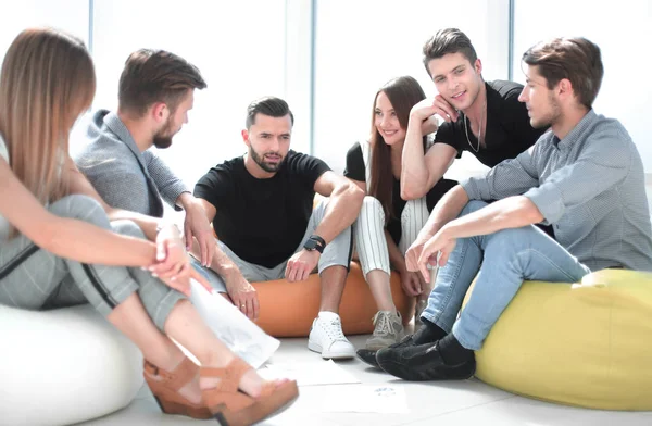 Grupp initiativ ungdomar diskuterar affärsplanen — Stockfoto