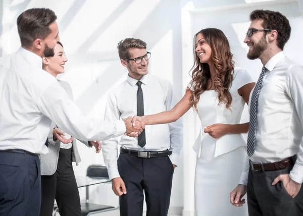 Рукостискання між бізнесменом і молодою бізнес-леді — стокове фото