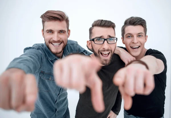 Ομάδα χαμογελώντας αρσενικούς φίλους που δείχνει σε σας — Φωτογραφία Αρχείου
