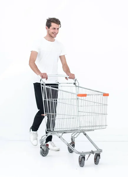 ショッピングカートを押す男の笑みを浮かべてください。. — ストック写真