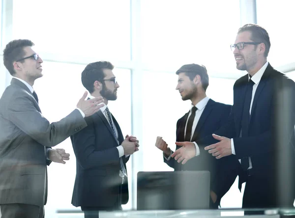 Affärsgrupp diskuterar nya idéer — Stockfoto