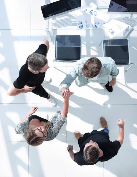 Jóvenes empresarios antes de empezar a trabajar en su oficina — Foto de Stock