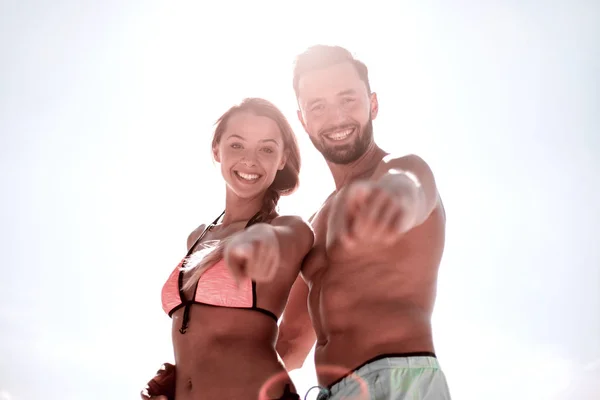 Bild eines fröhlichen Paares, das mit dem Finger auf dich zeigt. — Stockfoto