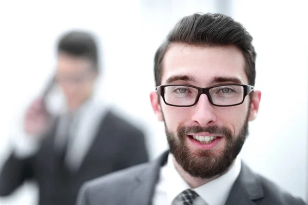 Close up. Uomo d'affari sorridente sullo sfondo dell'ufficio — Foto Stock