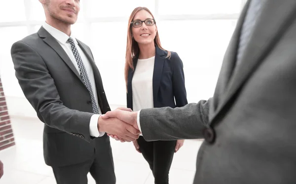 Affari che stringono la mano in ufficio — Foto Stock