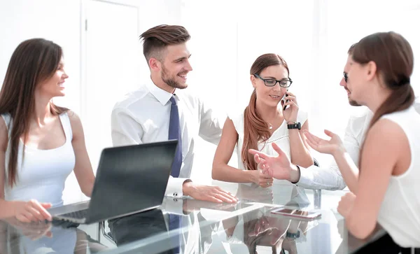 Equipo empresarial profesional que resuelve las tareas actuales en la reunión de trabajo . — Foto de Stock