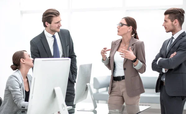 Business team bespreekt ideeën voor een nieuw project — Stockfoto