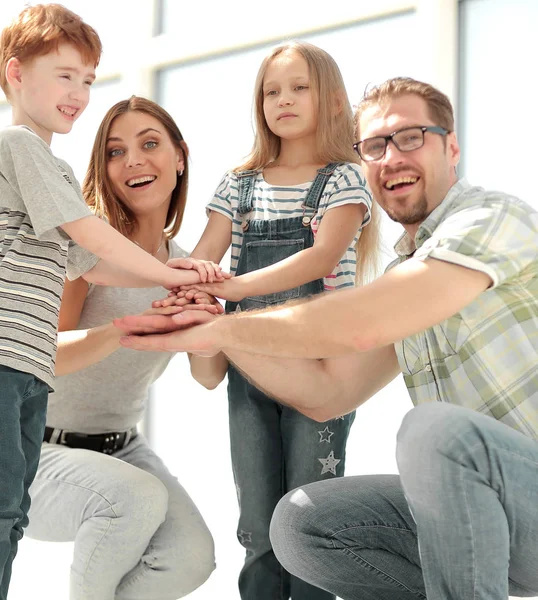 Glückliche Eltern und ihre Kinder bauten einen Turm aus ihren Händen — Stockfoto