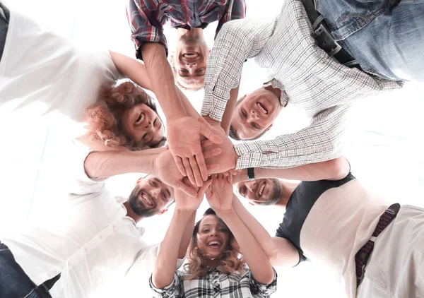Equipe de negócios com as mãos apertadas juntas — Fotografia de Stock
