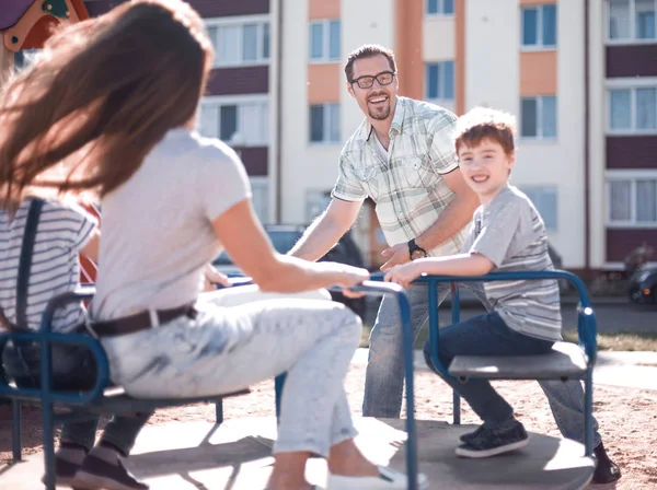 Lycklig familj spenderar sin fritid tillsammans — Stockfoto