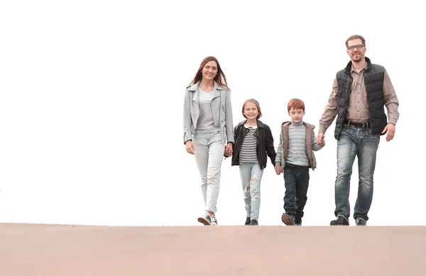 Glückliche Familie Händchenhalten und Gehen — Stockfoto