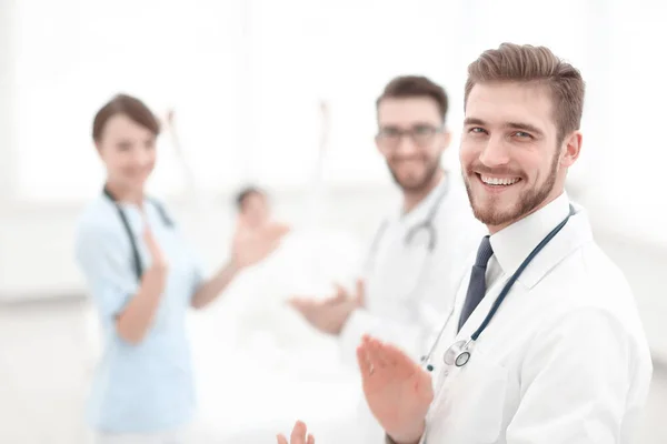 Lekarze, klaskanie ręce i klaskała na zgody — Zdjęcie stockowe
