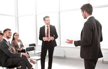 Yeni iş fikirleri tartışmak.