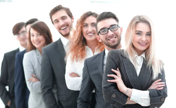 Groupe de jeunes gens d'affaires debout dans une rangée . — Photo