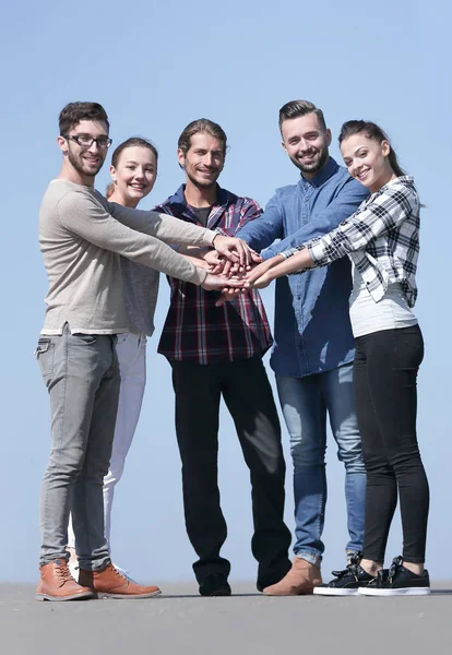 Grupo de jóvenes apretó sus manos juntos — Foto de Stock