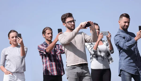 스마트폰으로 selfie를 복용 하는 학생 들의 그룹 — 스톡 사진