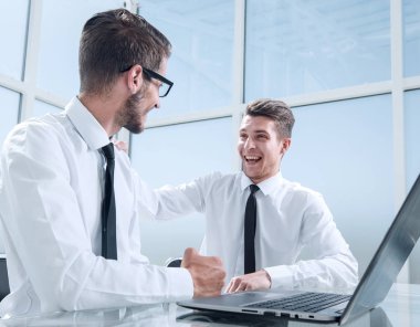 Meslektaşlarım masaya oturun ve konuşun.