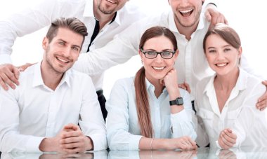 Gülümseyen iş ekibi masada oturuyor.