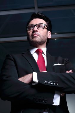 Kendine güvenen bir iş adamının portresi.