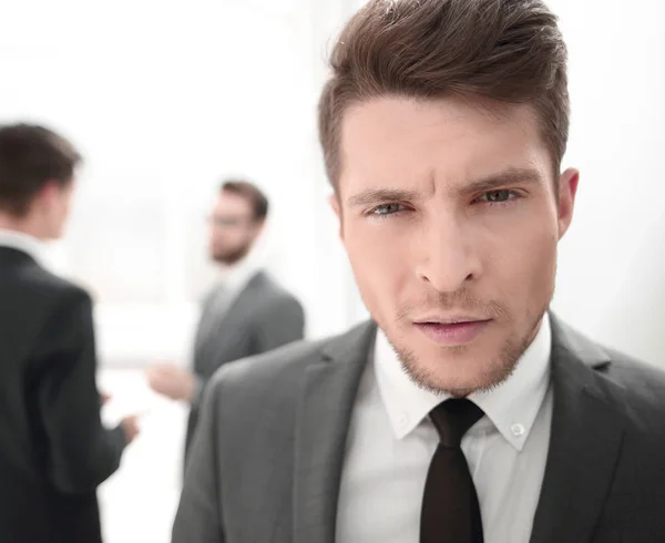 Close up.portrait de un joven empresario serio — Foto de Stock