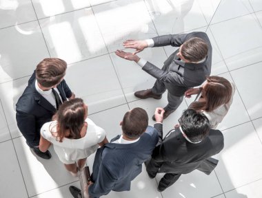 Üst Manzara. Bir grup iş adamı sorunları tartışıyor.