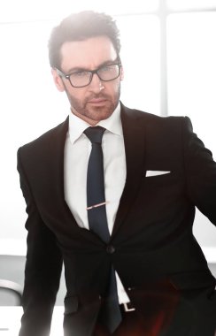 Kapatın. Ofiste duran ciddi bir iş adamı.