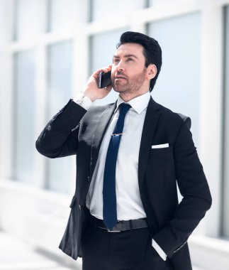 telefon .photo kopya alanı ile konuşurken işadamı