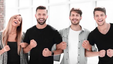 İş adamları el ele tutuşuyor.