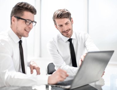 Gençler ile bir dizüstü bilgisayar çalışma ofisi