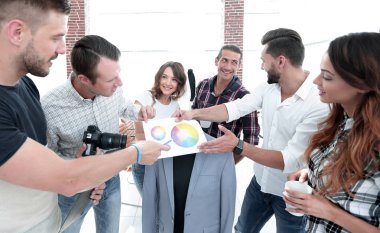 Renk paletini tartışan tasarımcı takımı