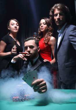 Puro sigara ve casino oynamak zengin yakışıklı adam
