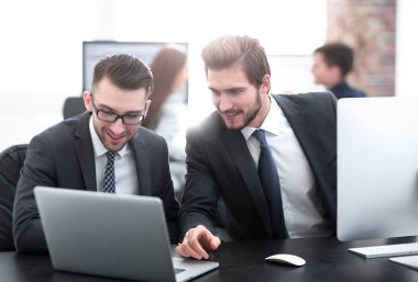 Teklifini iş ortağına açıklayan işadamı