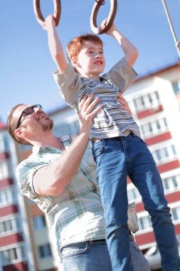 Baba oğlu bar yetişmek için öğretir.