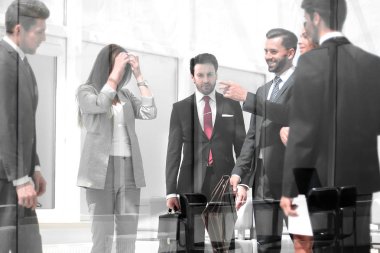 modern bir ofis iş takım ayakta.