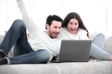 Genç çift onların laptop TV programı izlerken