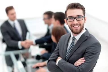 office arka plan üzerinde gülümseyen iş adamı