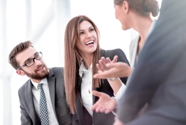 onların patron yakın up.successful çalışanları dinle