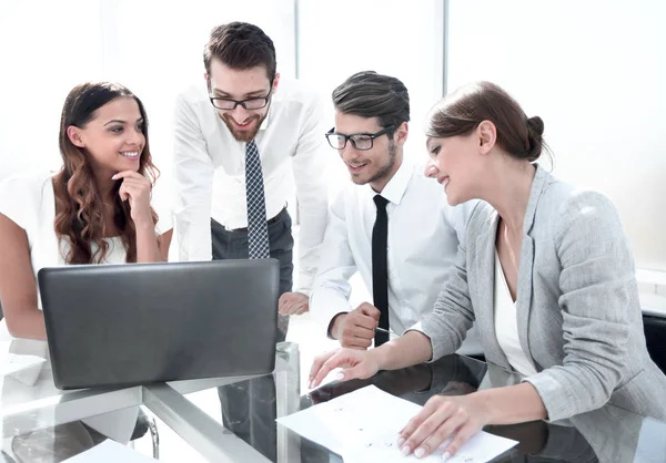 Wirtschaftsteam analysiert Finanzbericht.Menschen und Technologie — Stockfoto