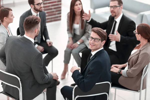 Młody pracownik siedzący na seminarium na team building — Zdjęcie stockowe